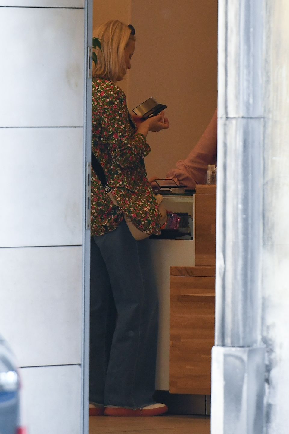 Zabiegana Małgorzata Foremniak robi "shopping" w centrum Warszawy