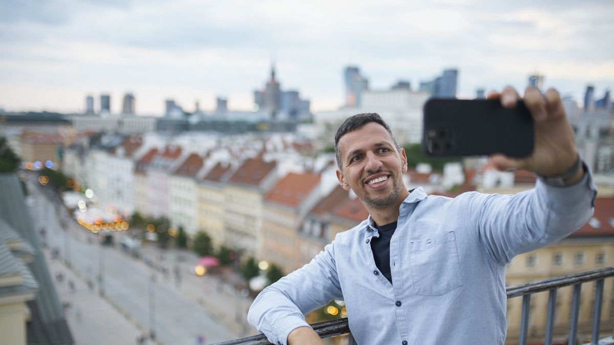 Turysta robi selfie w Warszawie (zdj. ilustracyjne) 
