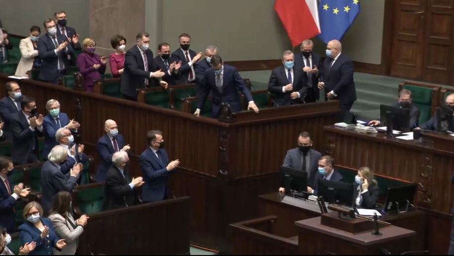 Nieudana próba uścisku dłoni na linii Czarnek - Morawiecki