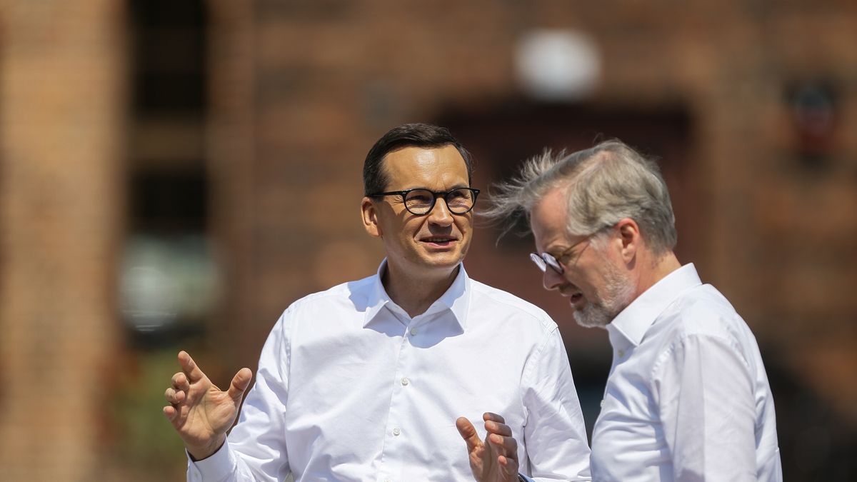 Katowice, 20.07.2023. Premier RP Mateusz Morawiecki (L) i premier Czech Petr Fiala (P) podczas powitania na rynku w Nikiszowcu w Katowicach, 20 bm. Dziś odbędą się polsko�czeskie konsultacje międzyrządowe. (sko) PAP/Zbigniew Meissner