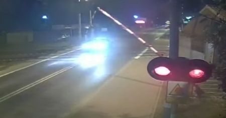 Prawie 200 km/h przez zamykające się zapory kolejowe! Policja pokazała nagranie