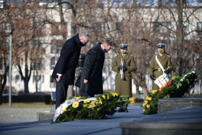 Warszawa. Szef Urzędu Prezydenta Federalnego Republiki Federalnej Niemiec Stephan Steinlein oraz szef gabinetu Prezydenta RP Krzysztof Szczerski podczas złożenia wieńca przed pomnikiem Bohaterów Getta Warszawskiego