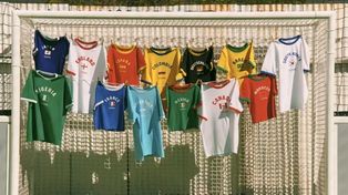 Osłoda gorzkiego smaku sportowej porażki, czyli terapeutyczna moc ubrań dla kibiców