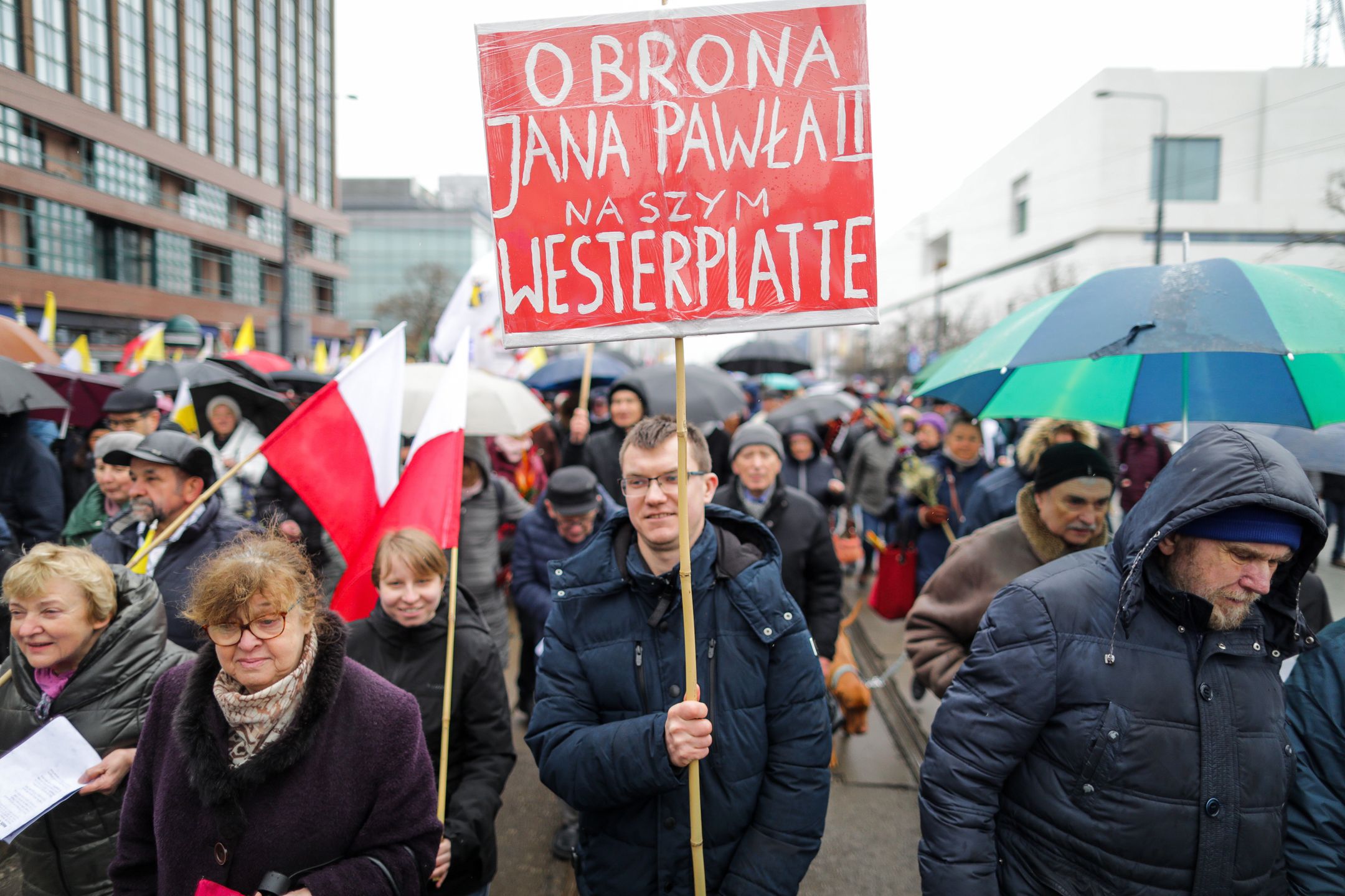 Warszawa, 02.04.2023. Narodowy Marsz Papieski w rocznicę śmierci Jana Pawła II, 2 bm. w Warszawie. Marsz przejdzie ulicami: Marszałkowską, Królewską, Placem Piłsudskiego, Krakowskim Przedmieściem do Katedry Archidiecezjalnej przy ul. Świętojańskiej 8. (ad) PAP/Albert Zawada