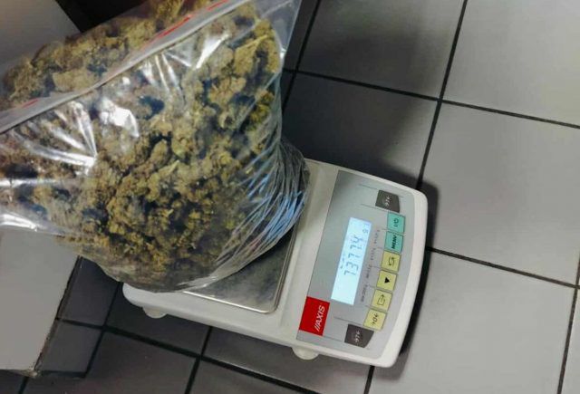 Miał plecak wypchany narkotykami. Wpadł przez piwo (zdjęcia)