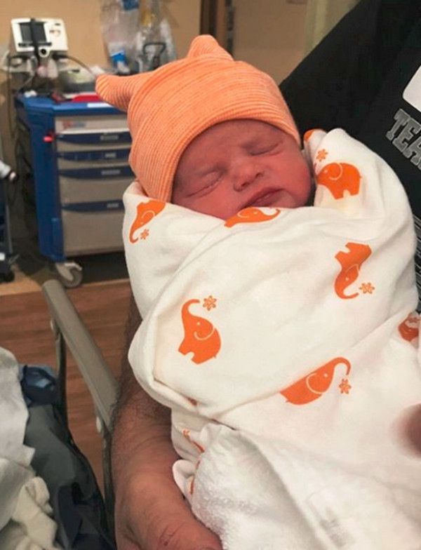 Valentiny Willow Drewitt-Barlow niedługo po porodzie