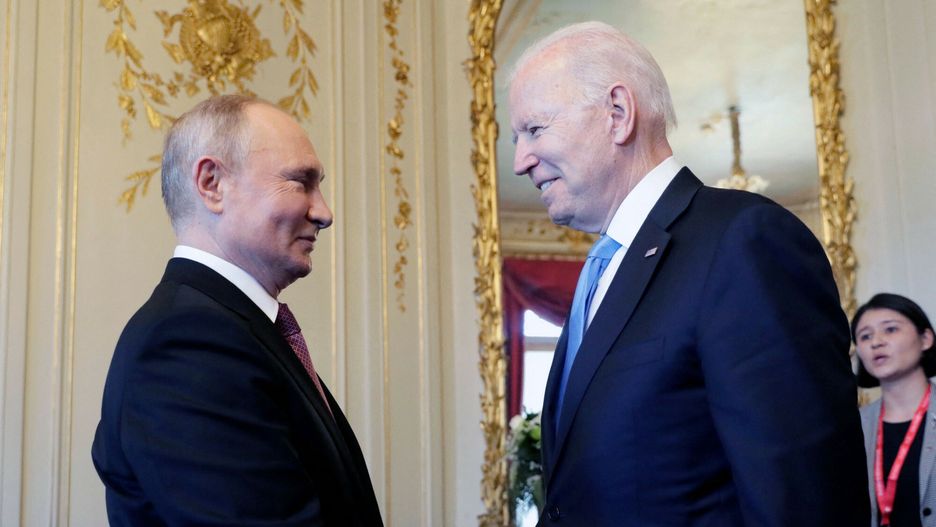 Spotkanie Biden-Putin w GenewieRussian President Vladimir Putin (L) shakes hands with U.S President Joe Biden during their meeting at the 'Villa la Grange' in Geneva, Switzerland in Geneva on June 16, 2021. (Photo by Mikhail METZEL / POOL / AFP)MIKHAIL METZEL