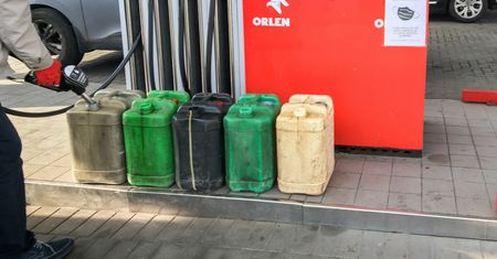 Polacy tankują na zapas. Może grozić za to mandat
