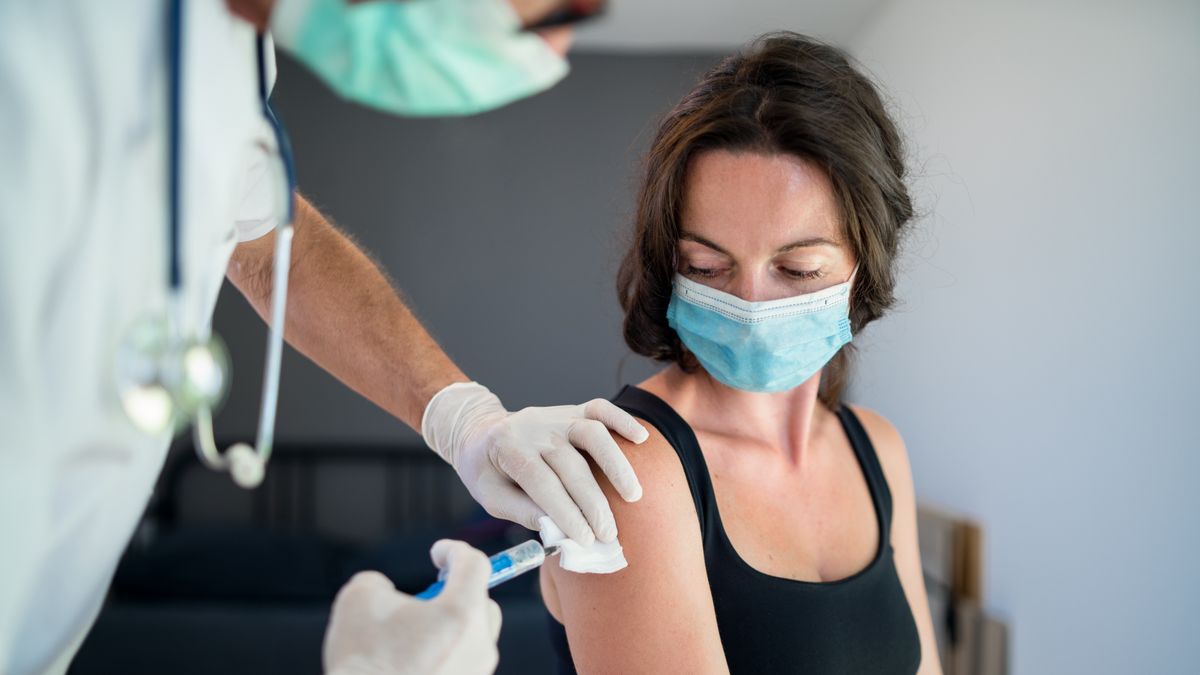 Lekarze w Grecji podawali pacjentom szczepionkę zamiast soli fizjologicznej