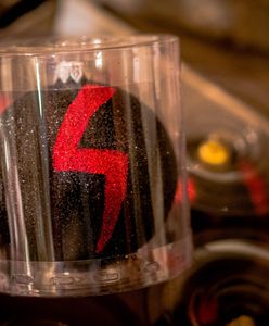 Warszawa. Czerwona błyskawica na opłatkach i bombkach. Odważne pomysły stołecznych firm