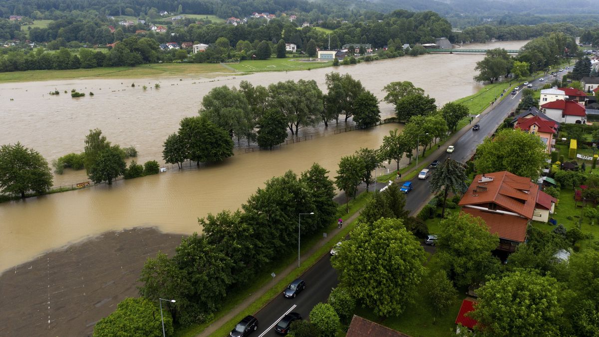 Ekstremalne zjawiska pogodowe jak powodzie czy susze oznaczają realne straty finansowe.