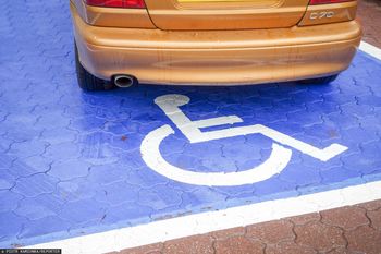 Więcej osób skorzysta z kart parkingowych. Jest projekt zmian