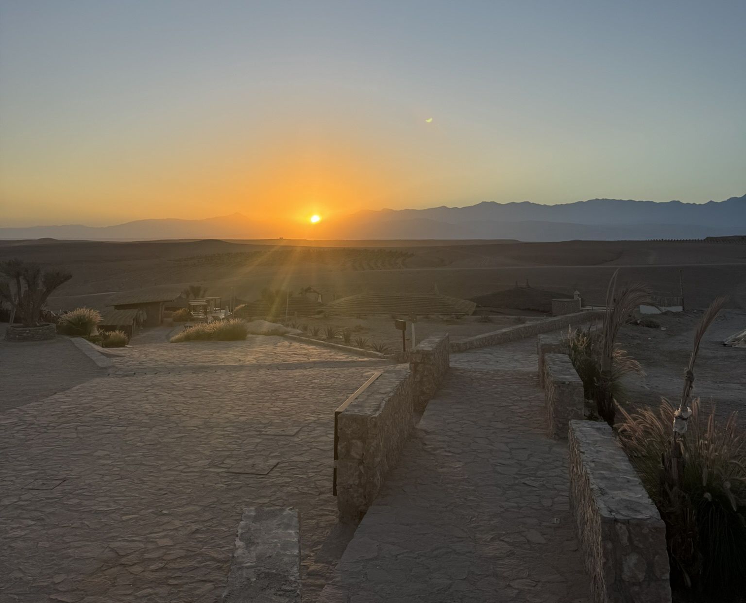 Wschód słońca na pustyni Agafay