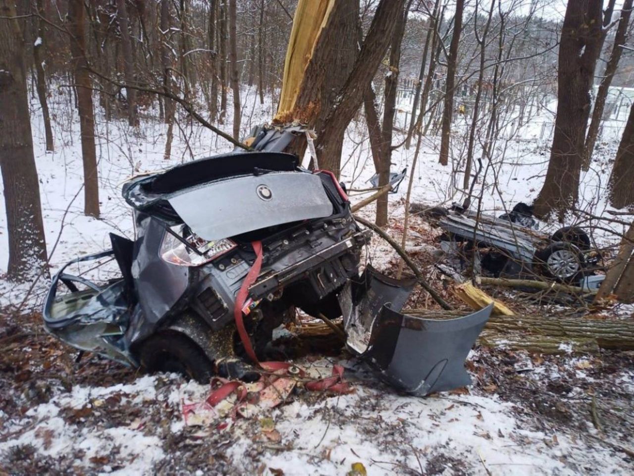 Śmiertelny wypadek w Zielonej Górze. BMW zostało rozerwane. Zginęli dwaj zielonogórzanie. Wrak auta na lawetach przerażał ludzi