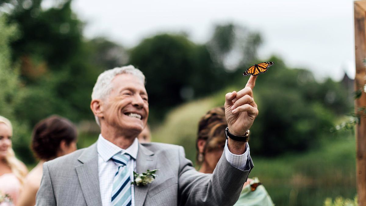 Wypuścili motyle dla upamiętnienia zmarłej. Jeden usiadł na palcu jej ojca 1