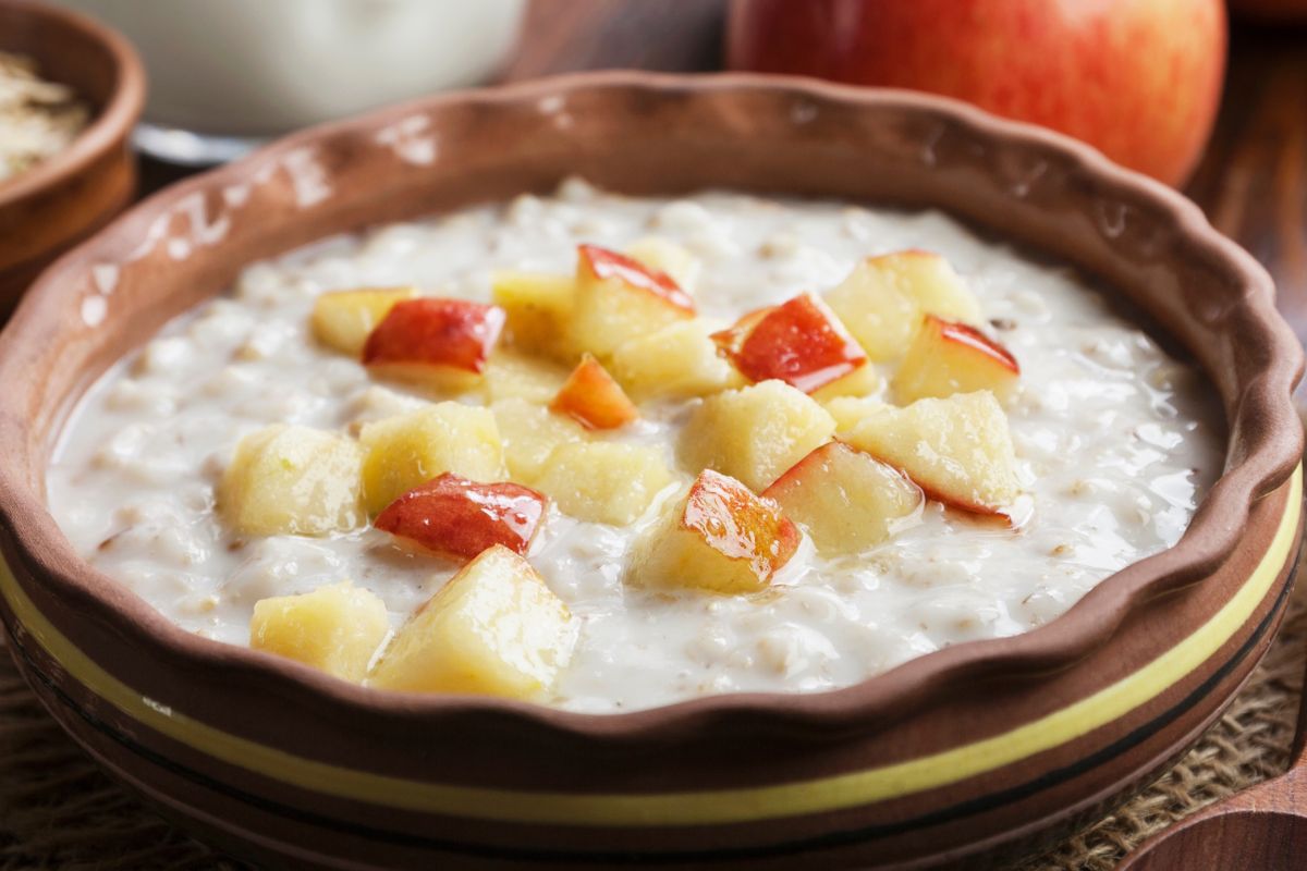 Wbijają do owsianki. Nowy trend śniadaniowy szybko stał się viralem