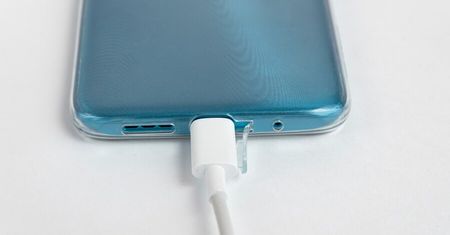 Ładujesz swój smartfon w etui? To może skrócić żywotność jego baterii