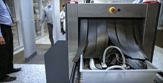 Akcja celników na lotnisku. W bagażu  znaleźli  103 kg wędlin