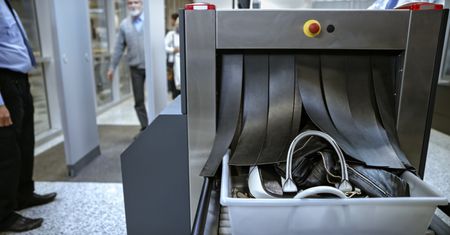 Akcja celników na lotnisku. W bagażu  znaleźli  103 kg wędlin