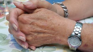 Seniorka oszukana. 700 złotych za 20-letniego laptopa bez baterii