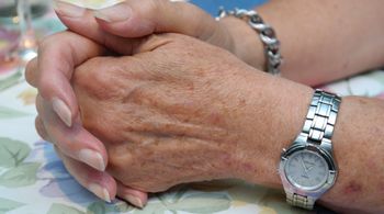 Seniorka oszukana. 700 złotych za 20-letniego laptopa bez baterii