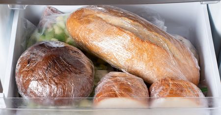 Ten trik sprawi, że twój zamrożony chleb będzie smakował jak prosto z pieca