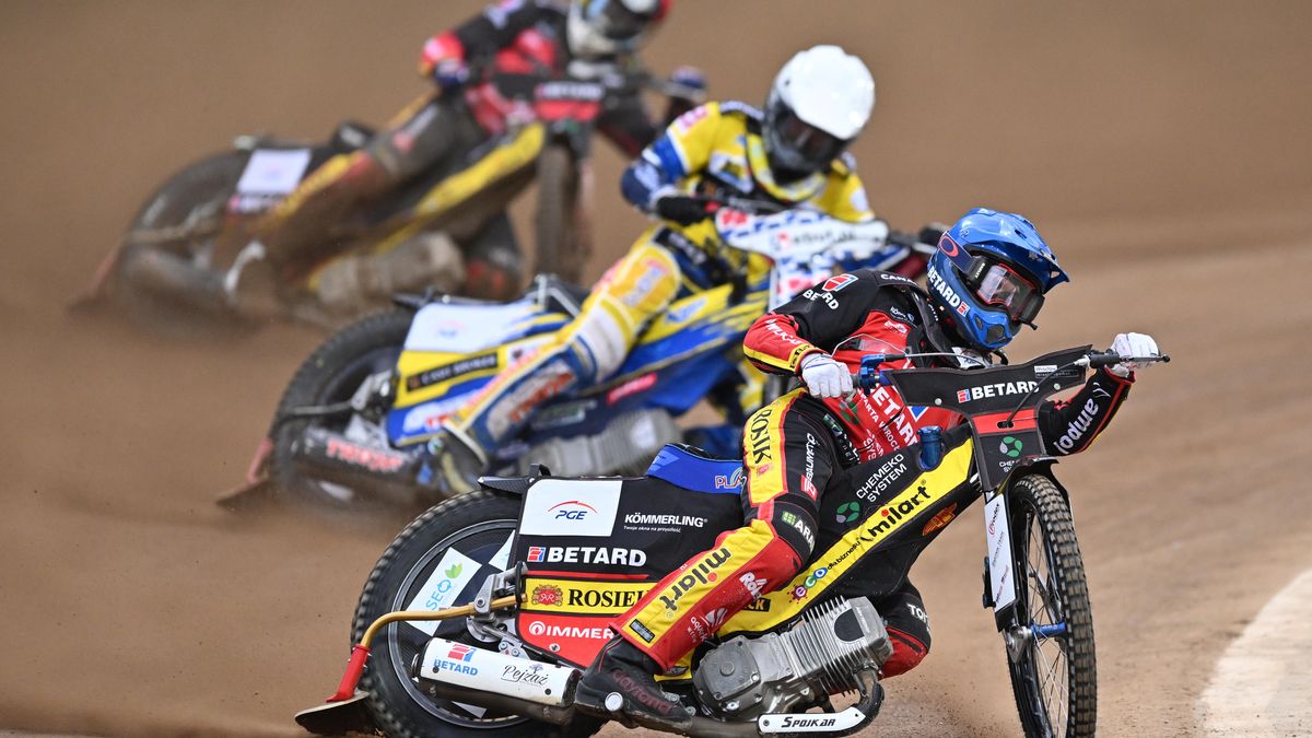 Wrocław, 22.05.2022. Michał Curzytek (kask czerwony) i Bartłomiej Kowalski (niebieski) z Betardu Sparty Wrocław oraz Mateusz Bartkowiak (biały) z Moje Bermudy Stali Gorzów podczas meczu Ekstraligi, 22 bm. (gj) PAP/Maciej Kulczyński