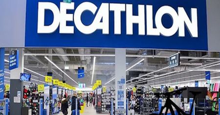 Jednoosobowy protest. Nie chce, by ludzie kupowali w Decathlonie. "Wstyd tu wejść"