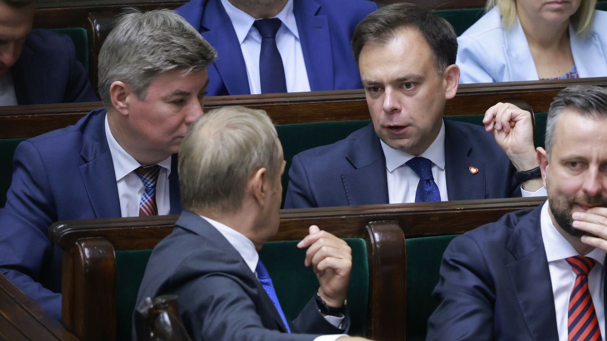 Premier Dondla Tusk (odwrócony) i minister finansów Andrzej Doma
