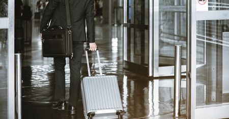 Ograniczenia w samolotach. Nie wejdziesz na pokład z taką walizką