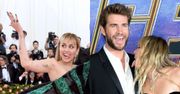 Liam Hemsworth rzucił Miley Cyrus przez jej "DZIECINNE ZACHOWANIE"? "Zaczęła lizać go po twarzy, gdy zobaczyła kamerę"