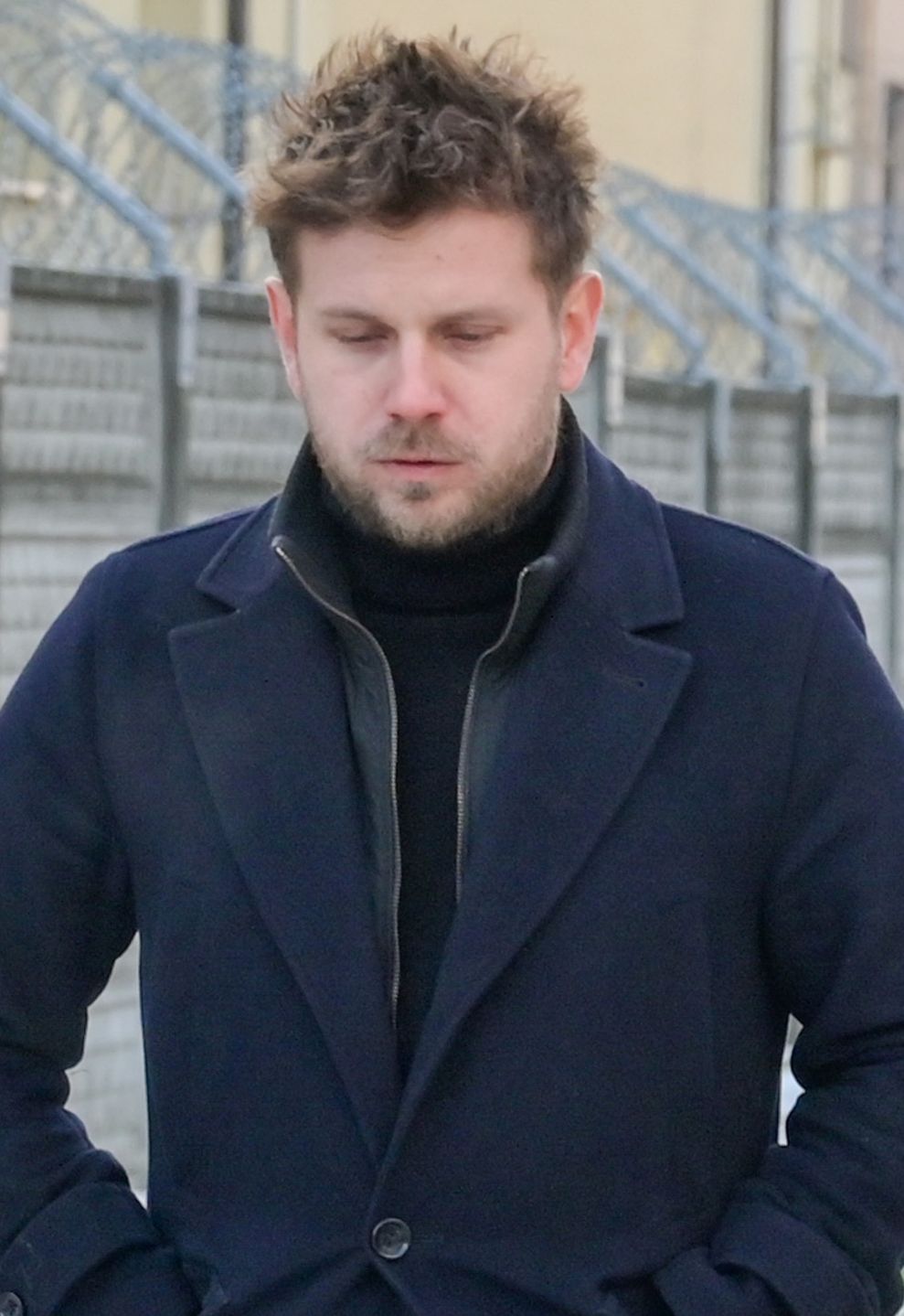 Antoni Królikowski i Izabela opuszczają sąd po usłyszeniu przez aktora wyroku