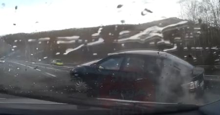 Nagranie ze Słowacji. Na autostradzie wściubiła wzrok w smartfona