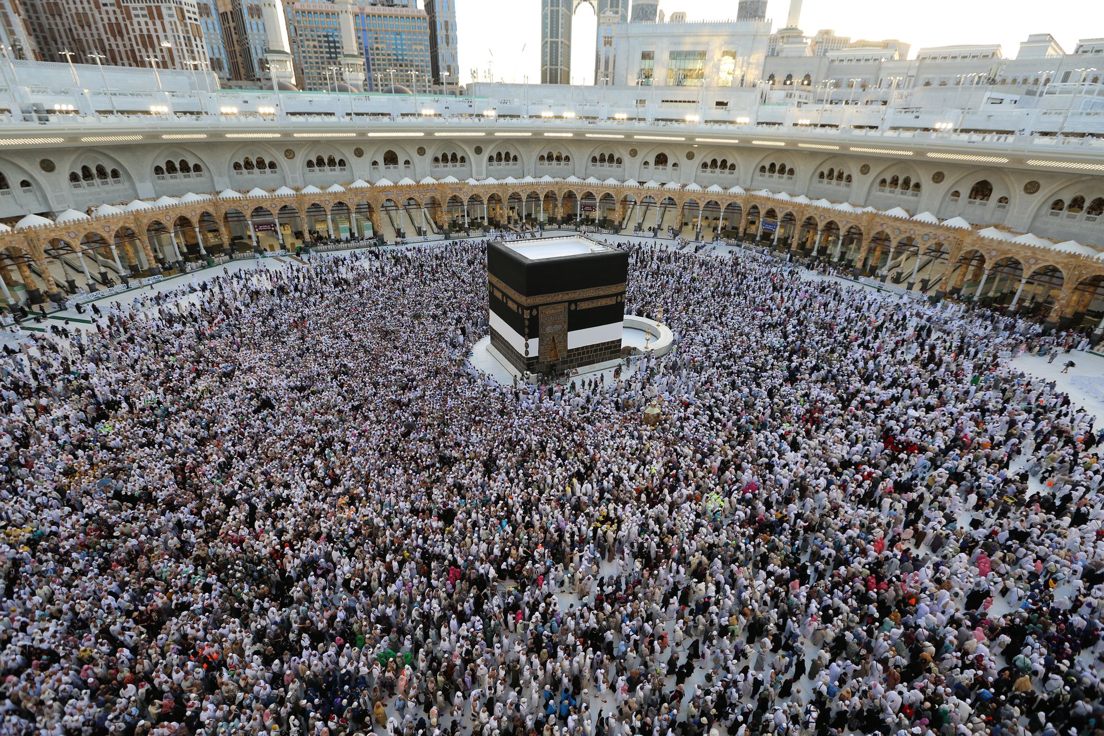 Muslims perform the Tawaf (circumambulation) around Kaaba, the holiest site in Islam, at al-Masjid al-Haram, during the Hajj 2025 pilgrimage in Mecca, Saudi Arabia, 07 June 2025. EPA/STRINGER Dostawca: PAP/EPA.