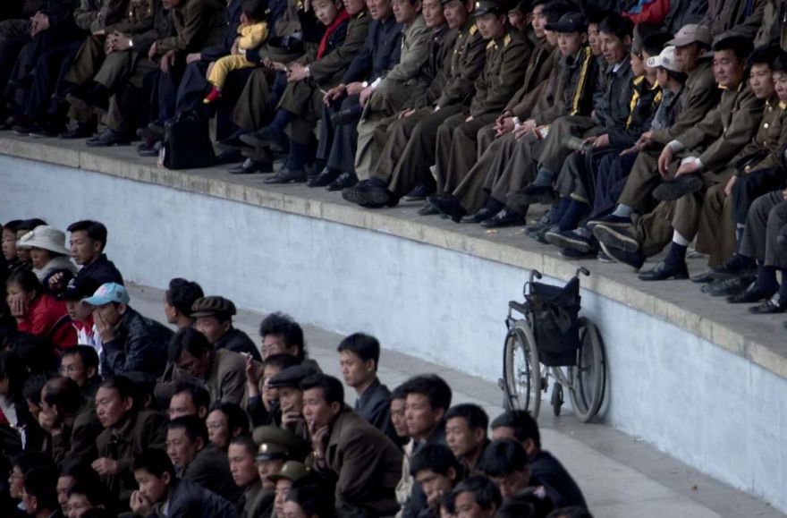 Bardzo rzadko pojawiają się wózki inwalidzkie. Fotograf widział zaledwie dwa w ciągu sześciu podróży do Korei.