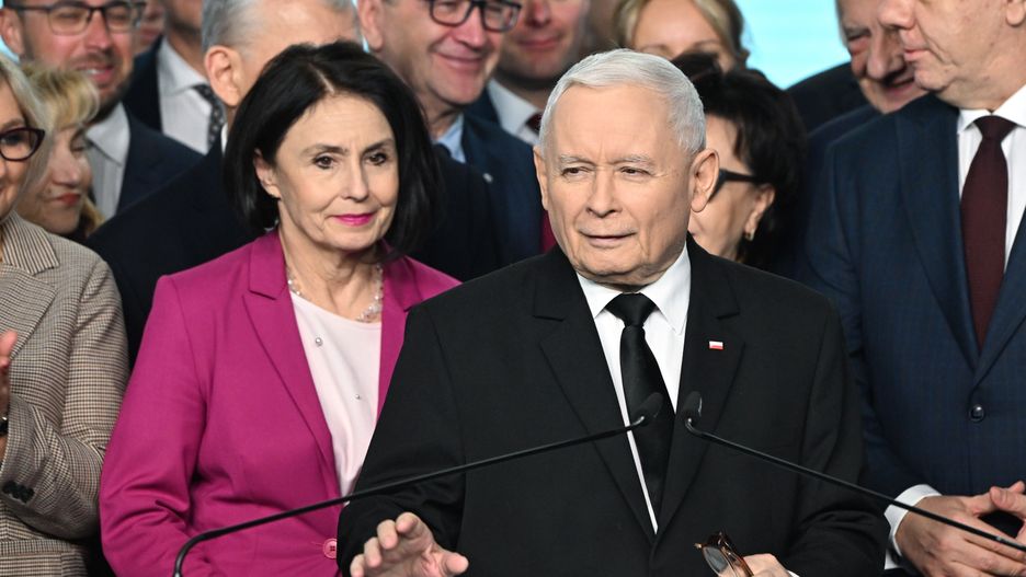 Warszawa, 19.11.2024. Prezes Prawa i Sprawiedliwości Jarosław Kaczyński (C) podczas konferencji prasowej w siedzibie PiS przy ul. Nowogrodzkiej w Warszawie, 19 bm. Dzień wcześniej Państwowa Komisja Wyborcza odrzuciła sprawozdanie finansowe PiS za 2023 rok. (jm) PAP/Radek Pietruszka