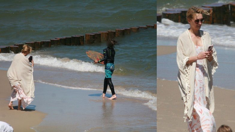 Anna Kalczyńska pije piwo na plaży i fotografuje pociechy