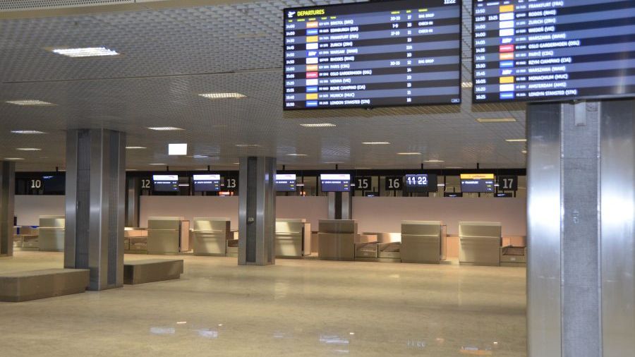 Pasażerowie nie chcą voucherów, bo nie wiedzą kiedy lotniska znów ożyją 