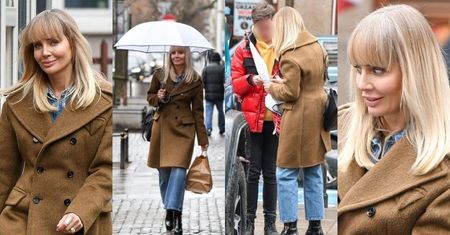 Zaopatrzona w parasol Agnieszka Woźniak-Starak rozdaje autografy na ulicy (ZDJĘCIA)