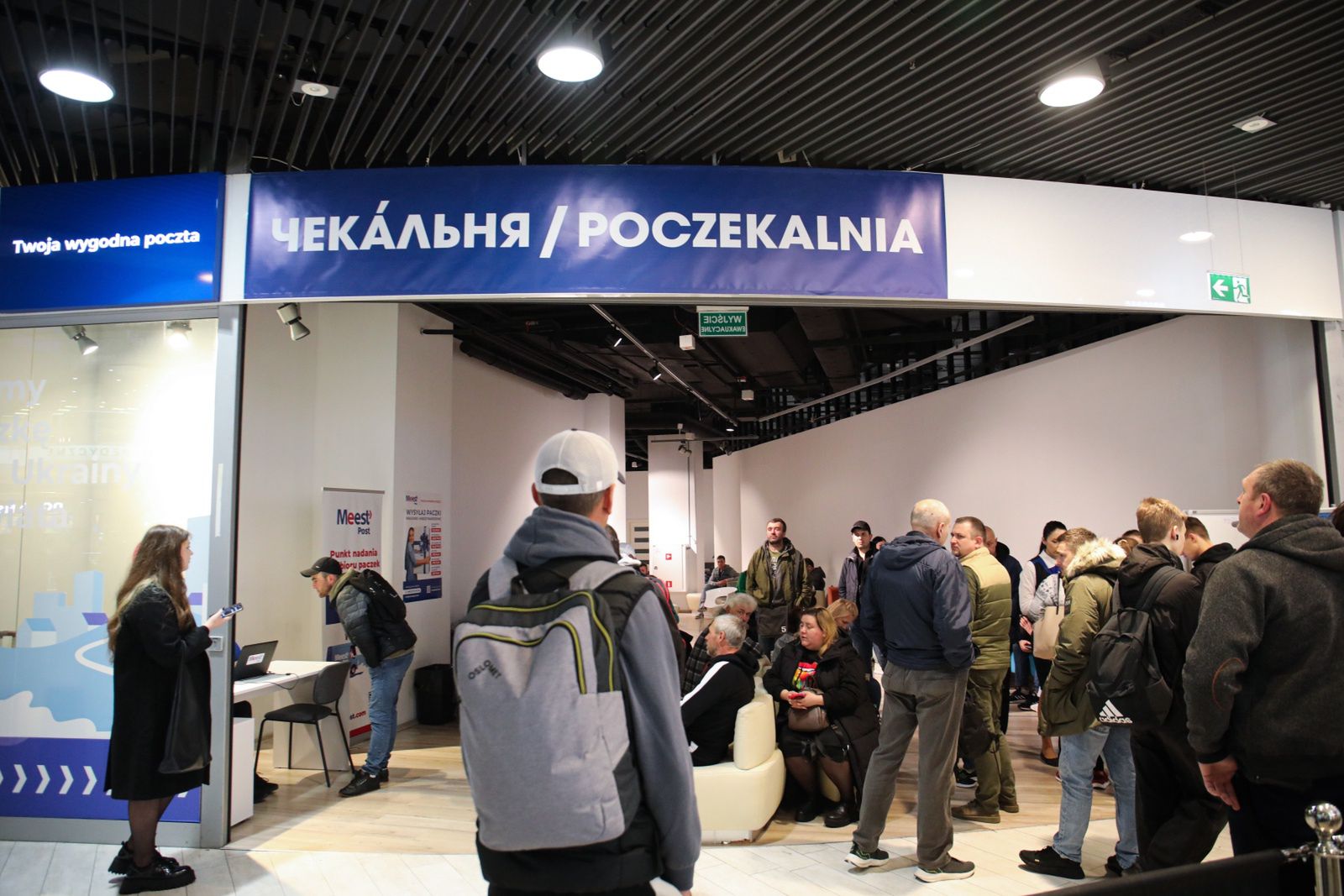 Kolejka oczekujących przed ukraińskim punktem paszportowym w centrum handlowym Blue City w Warszawie