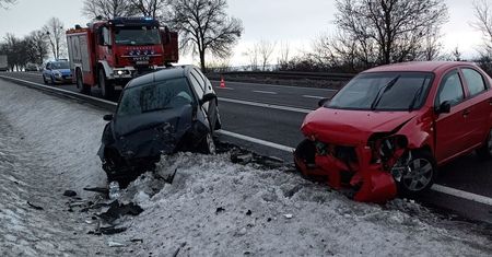 Wypadek na DK17. Droga zablokowana, dwie osoby w szpitalu