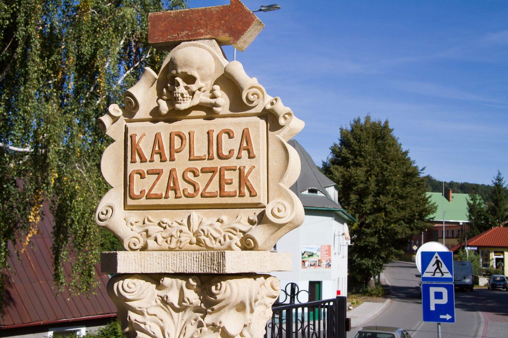 Miejsce mrożące krew w żyłachKaplica Czaszek w Czermnej to jedno z najbardziej niezwykłych i mrożących krew w żyłach miejsc w Polsce. Kaplica, której wnętrza ozdobione są ludzkimi czaszkami i kośćmi, budzi grozę i fascynację jednocześnie. Historia kaplicyKaplica powstała w XVIII wieku jako miejsce pochówku ofiar wojen i epidemii. Jej mroczna historia i makabryczne wnętrze przyciągają turystów z całego świata. Zwiedzanie kaplicy to niezapomniane przeżycie, które pozostaje w pamięci na długo.