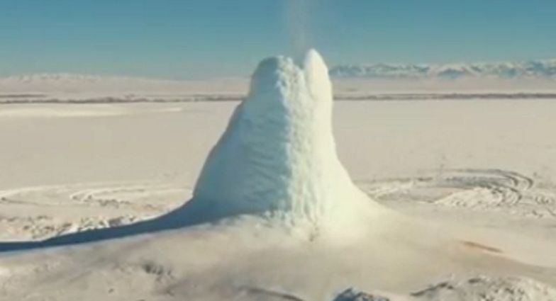 Kazachstan. Niesamowite zjawisko. Widziałeś kiedyś lodowy wulkan?