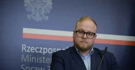 Francuski ambasador wezwany do MSZ. Reakcja Polski na wywiad Macrona