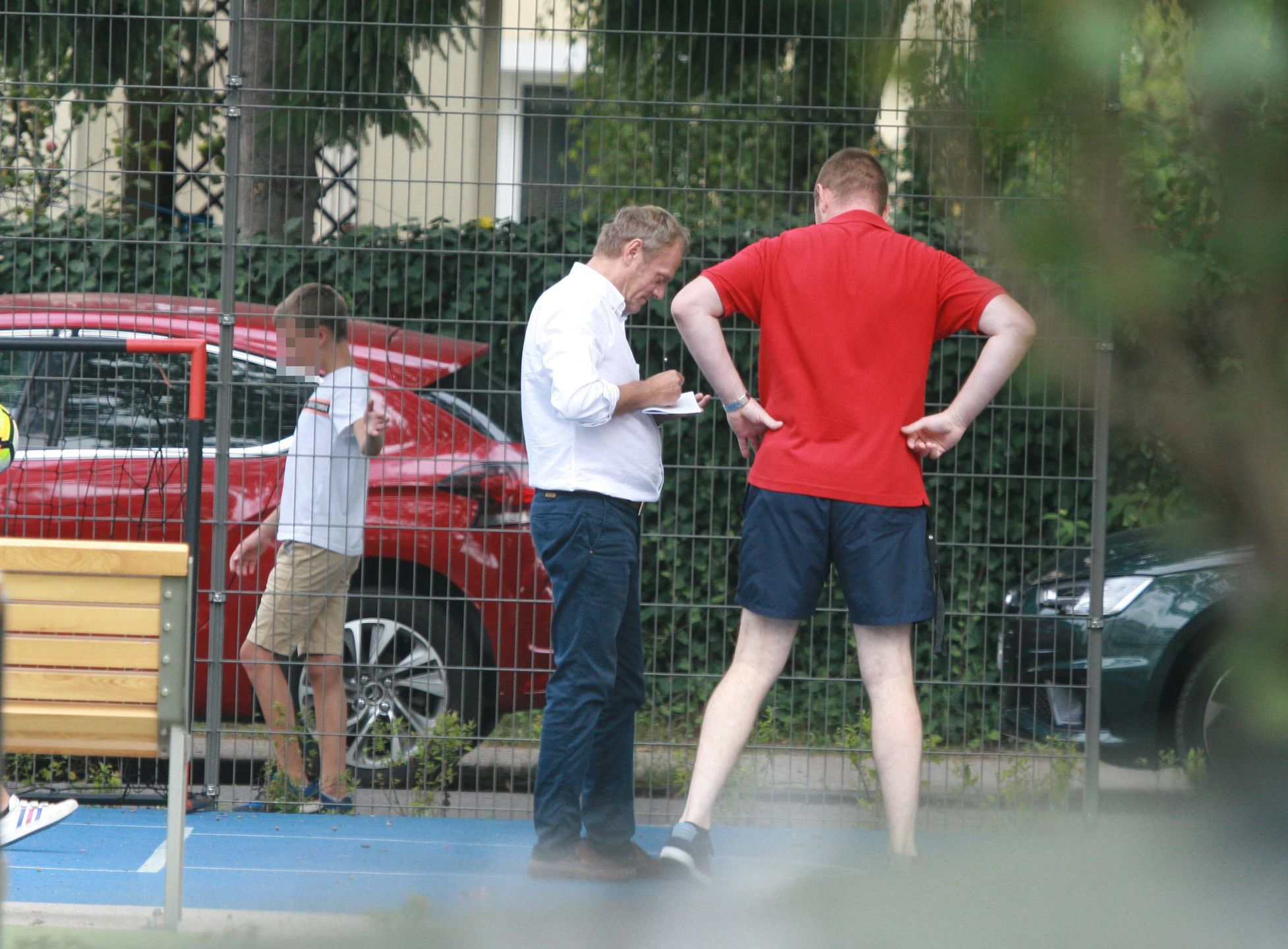 Donald Tusk rozdaje autografy.