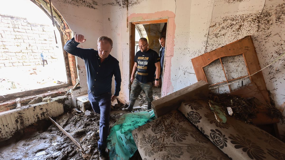 Donald Tusk obiecał wsparcie dla powodzian, którzy osuszają domy