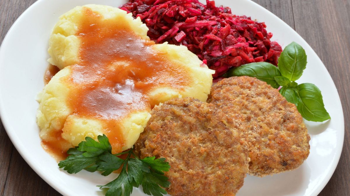 Kotlety mielone z ziemniaczkami i burakami ćwikłowymi 