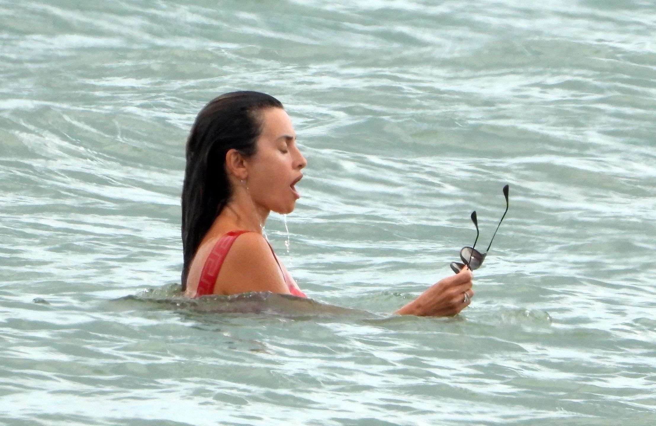 Penelope Cruz na plaży z dziećmi bez Javiera Bardema