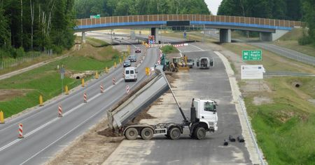 Kradł paliwo z maszyn pracujących przy budowie S19. 53-latek usłyszał zarzuty