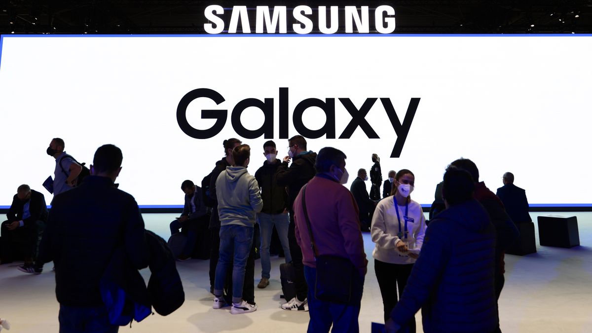 Congress attendants in front of the Samsung stand, which offered a route through the latest smartphones, tablets, laptops and wearable devices from the South Korean brand, at  Mobile World Congress (MWC) the biggest trade show of the sector focused on mobile devices, 5G, IOT, AI and big data, celebrated in Barcelona, on March 3, 2022 in Barcelona, Spain. (Photo by Joan Cros/NurPhoto via Getty Images)